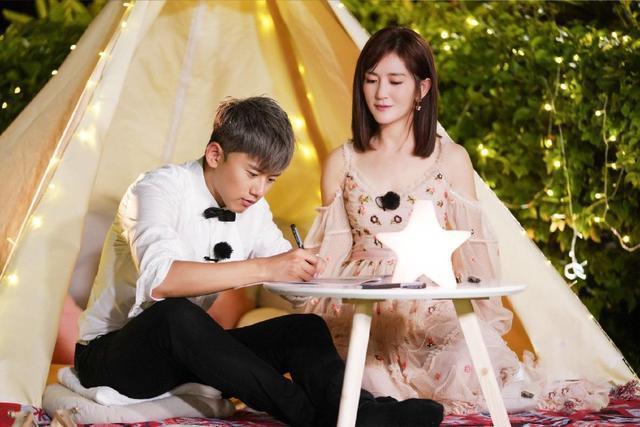 张杰谢娜带三女儿游乐场玩耍 夫妻俩贴脸自拍恩爱如初