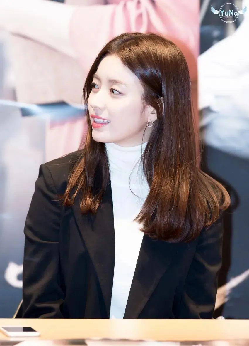 天哪……她都开始演高中生的妈了？