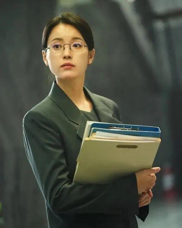 天哪……她都开始演高中生的妈了？