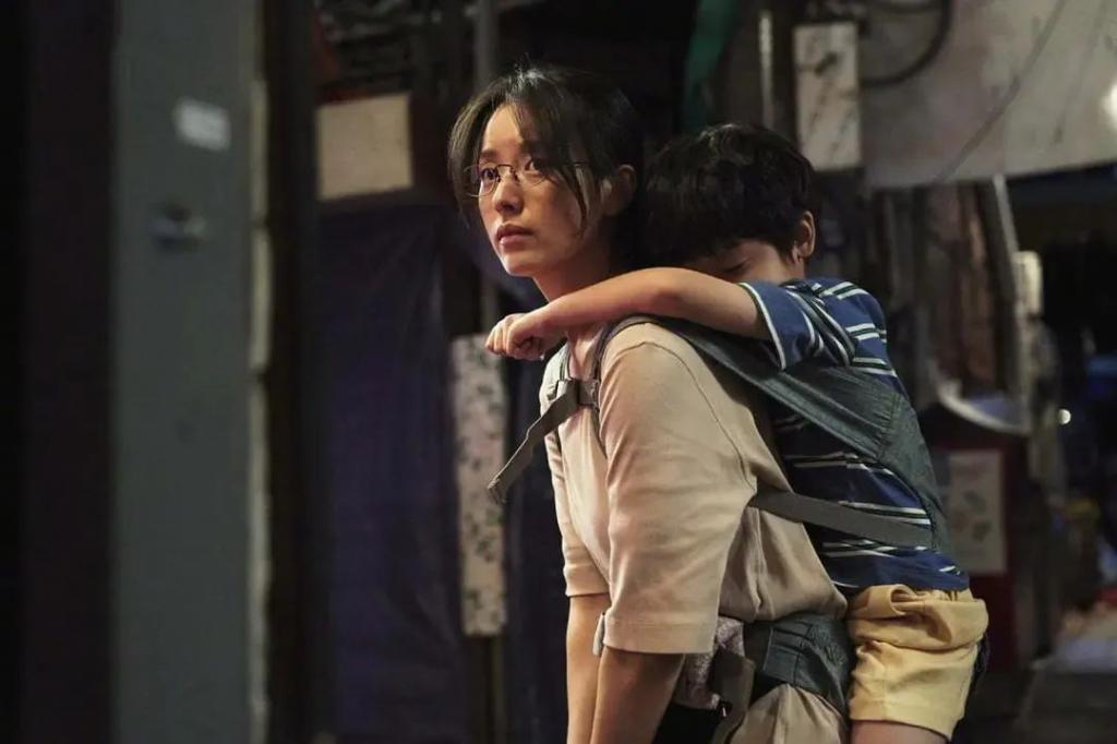 天哪……她都开始演高中生的妈了？