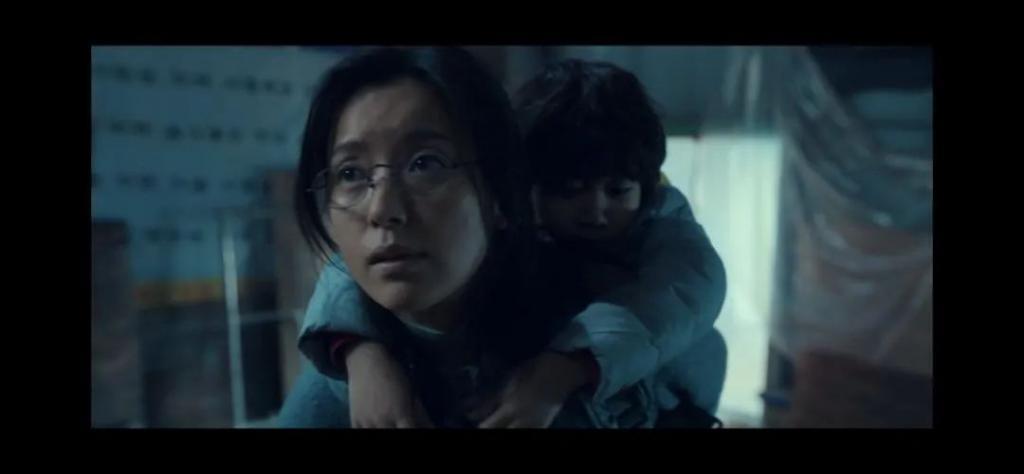 天哪……她都开始演高中生的妈了？