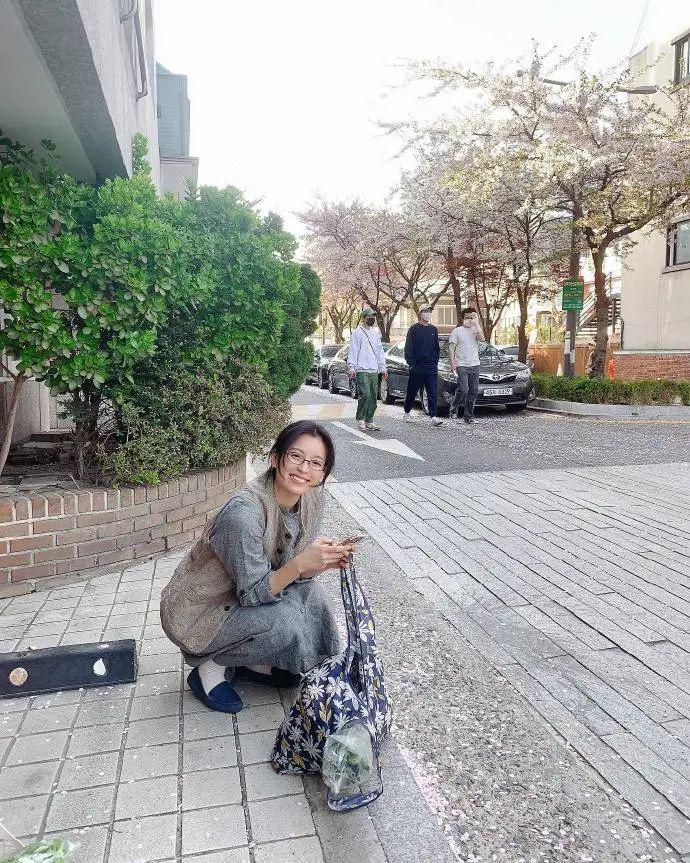 天哪……她都开始演高中生的妈了？