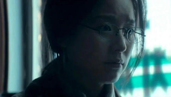 天哪……她都开始演高中生的妈了？