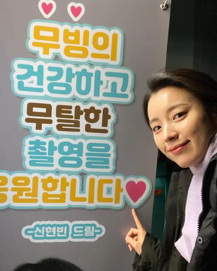 天哪……她都开始演高中生的妈了？