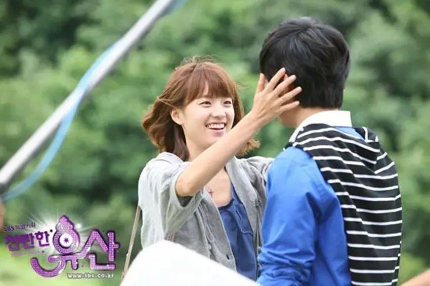 天哪……她都开始演高中生的妈了？