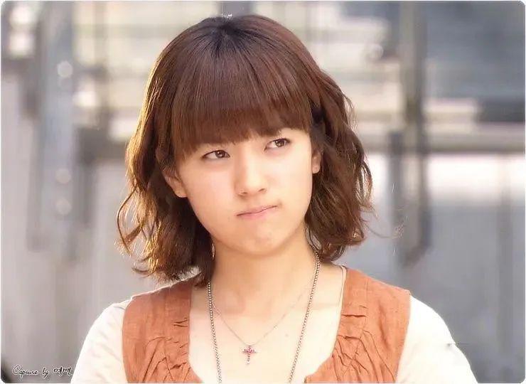 天哪……她都开始演高中生的妈了？