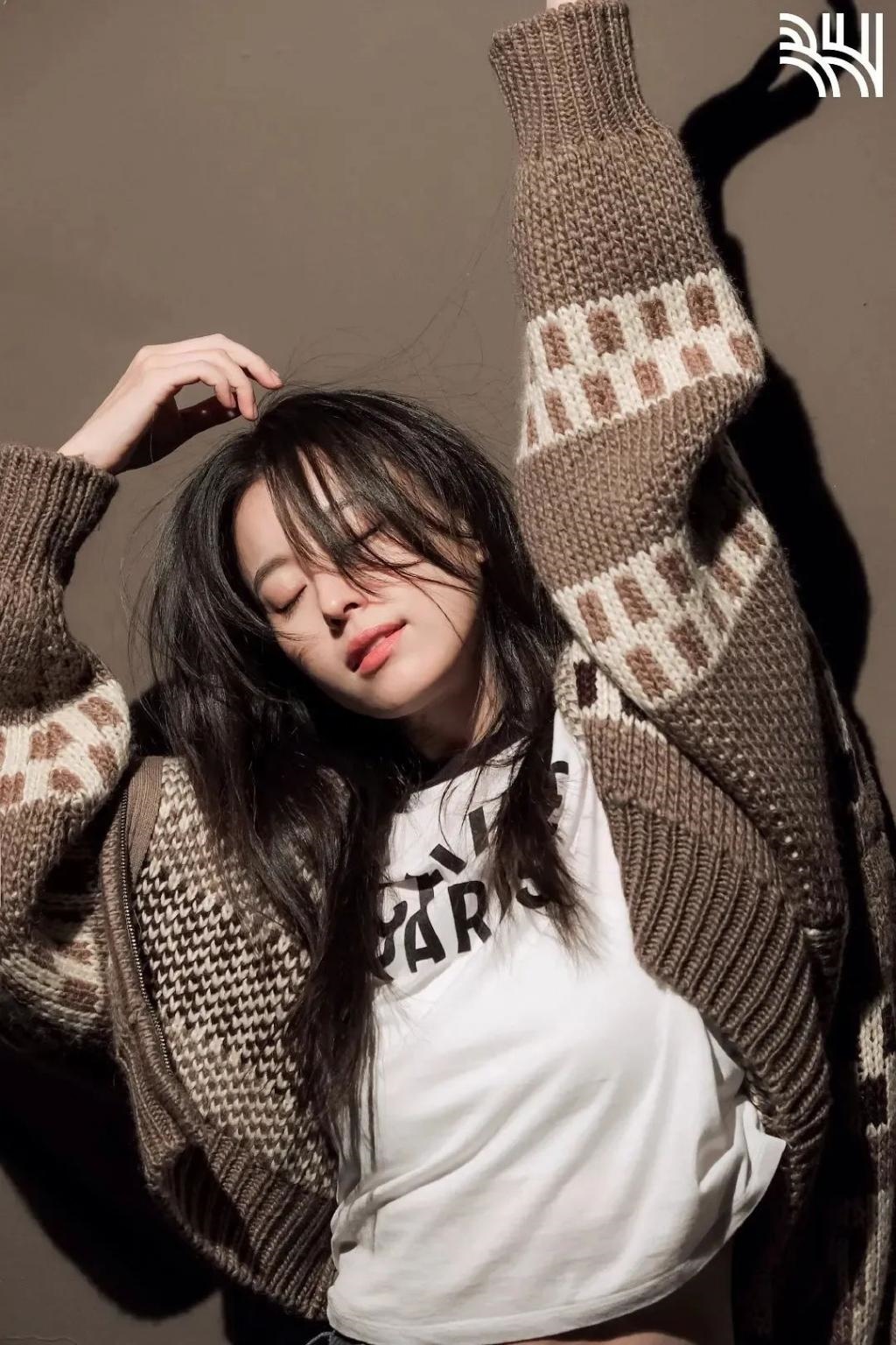 天哪……她都开始演高中生的妈了？