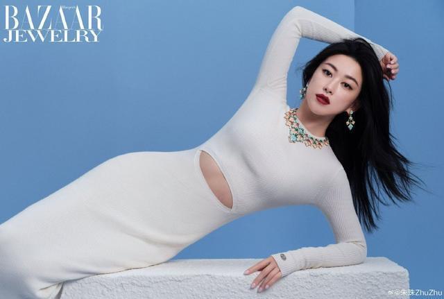 朱珠身穿紧身衣裙身材凹凸有致 眼眸如刃气场全开