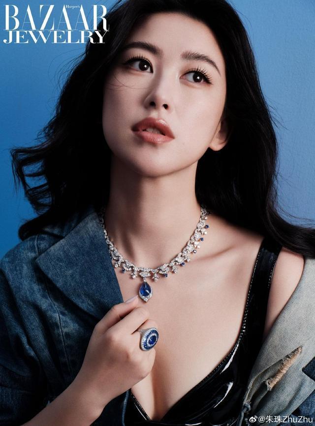 朱珠身穿紧身衣裙身材凹凸有致 眼眸如刃气场全开