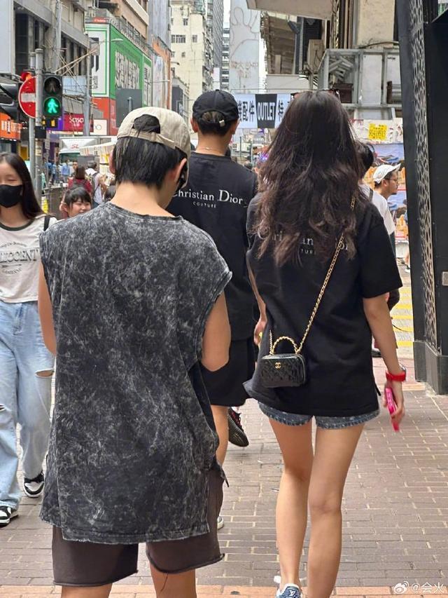 网友再在香港街头偶遇黄子韬徐艺洋 穿同款黑色T恤逛街
