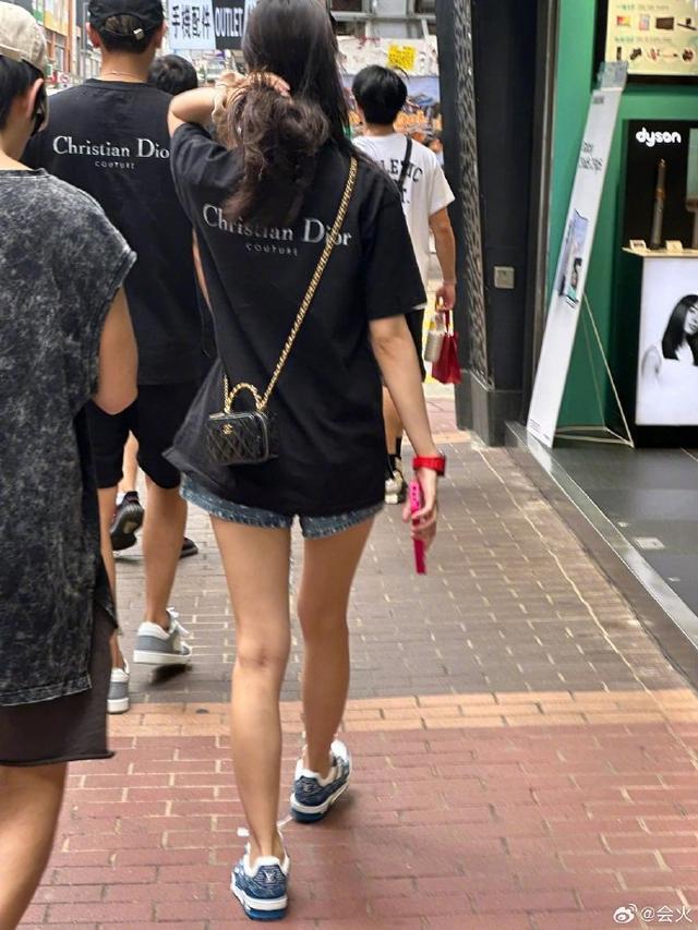 网友再在香港街头偶遇黄子韬徐艺洋 穿同款黑色T恤逛街