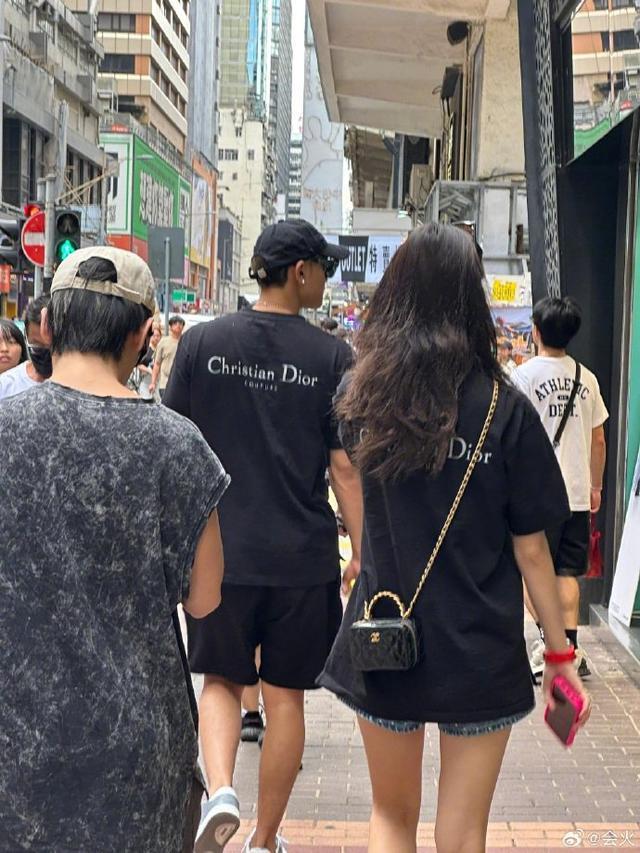 网友再在香港街头偶遇黄子韬徐艺洋 穿同款黑色T恤逛街