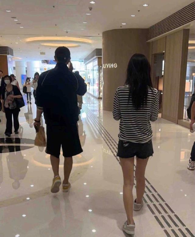网友再在香港街头偶遇黄子韬徐艺洋 穿同款黑色T恤逛街