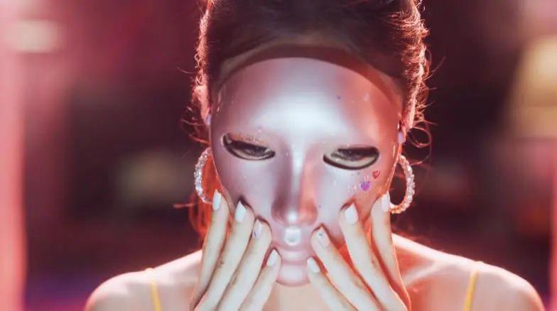 脸是假的，但感情是真的…