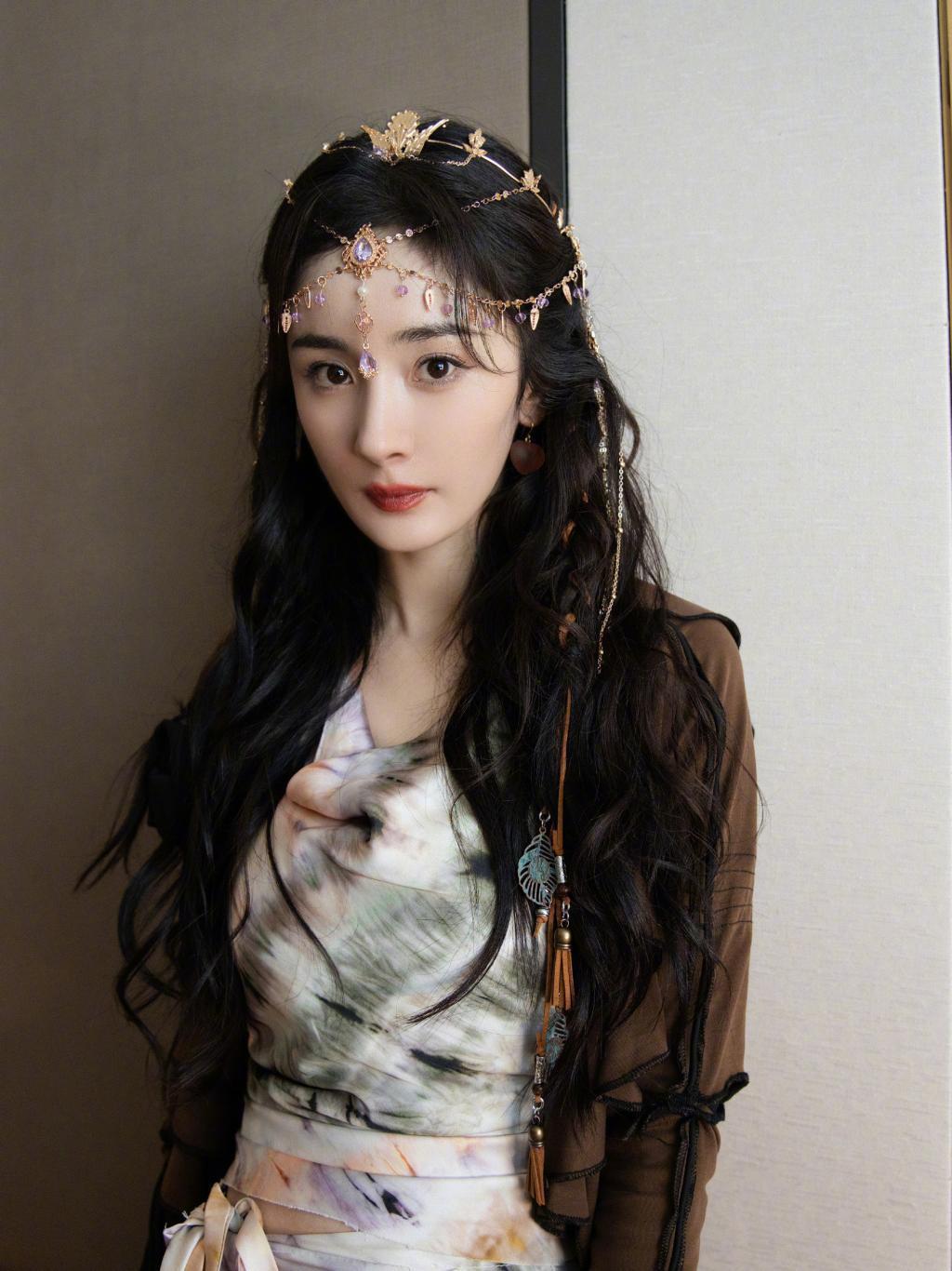 杨幂异域造型娇艳动人 嘴角带笑灵动可爱