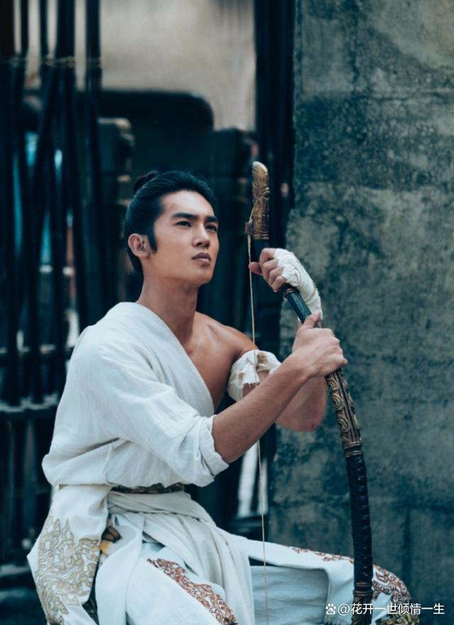 于适8月份登6本杂志！《封神》结束拍摄后仍留长发