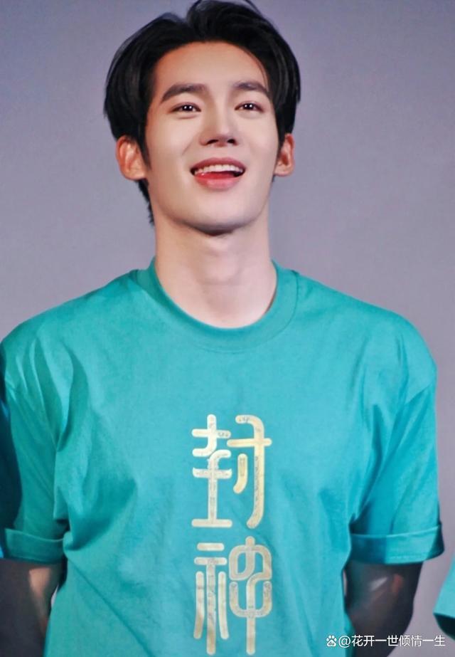 于适8月份登6本杂志！《封神》结束拍摄后仍留长发
