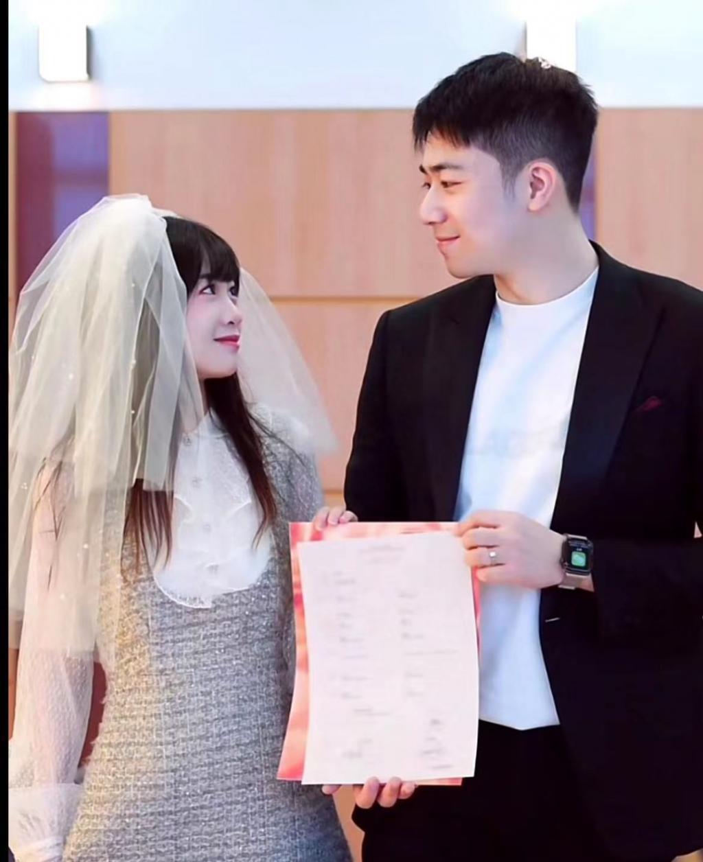特步公主与七匹狼公子晒婚后生活，开普通车喝平价水接地气