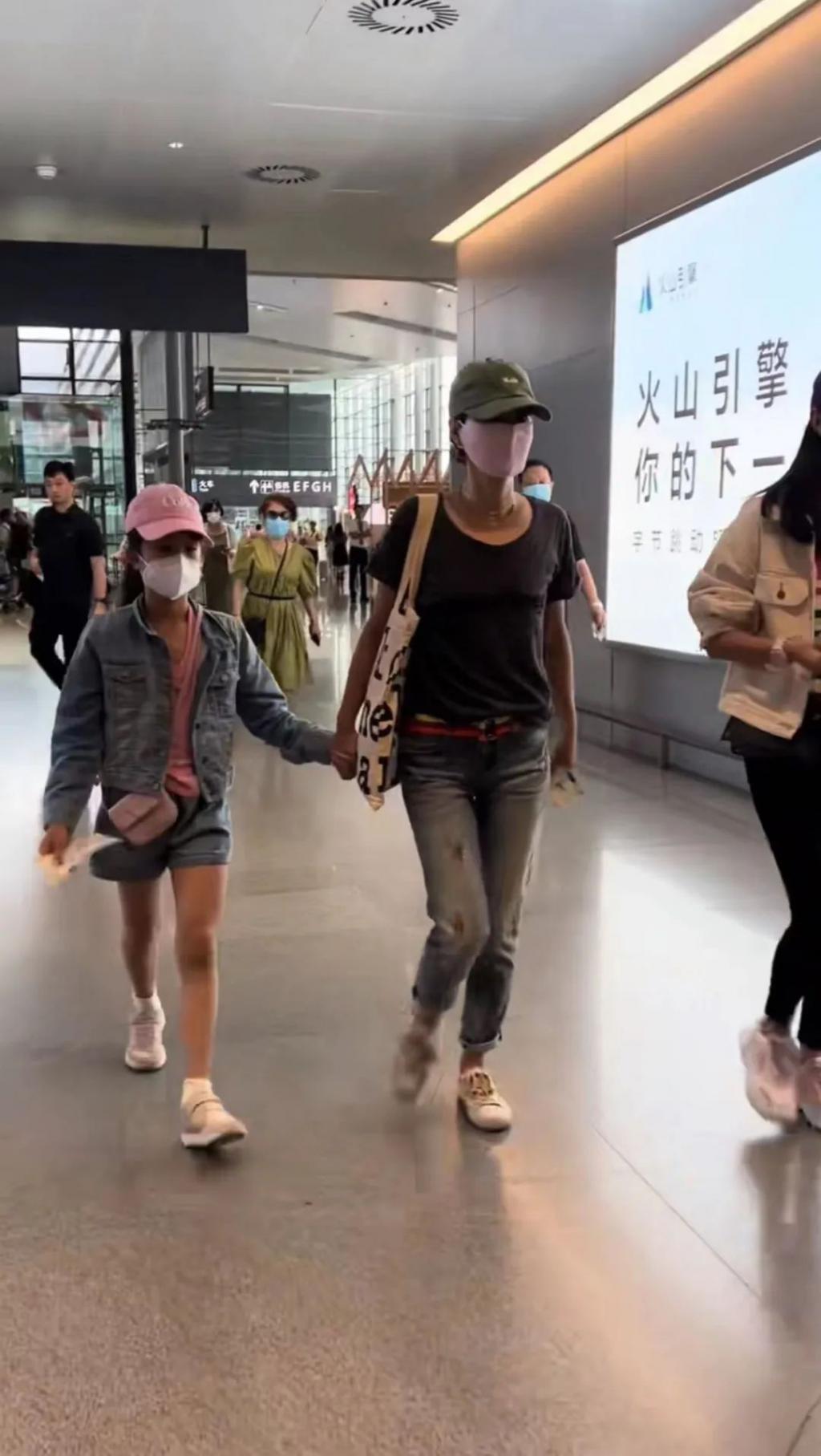 马伊琍一家五口露面！爱马近170高颜值似爸，文章显落寞