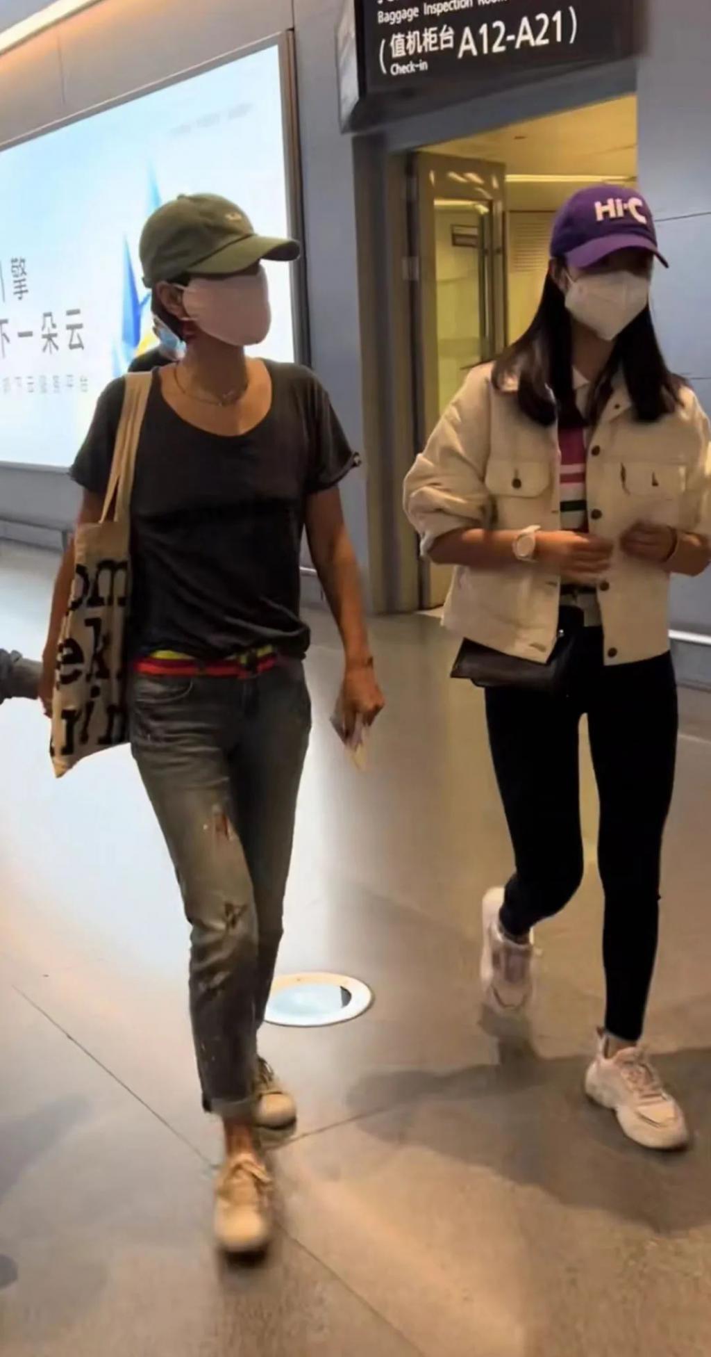 马伊琍一家五口露面！爱马近170高颜值似爸，文章显落寞