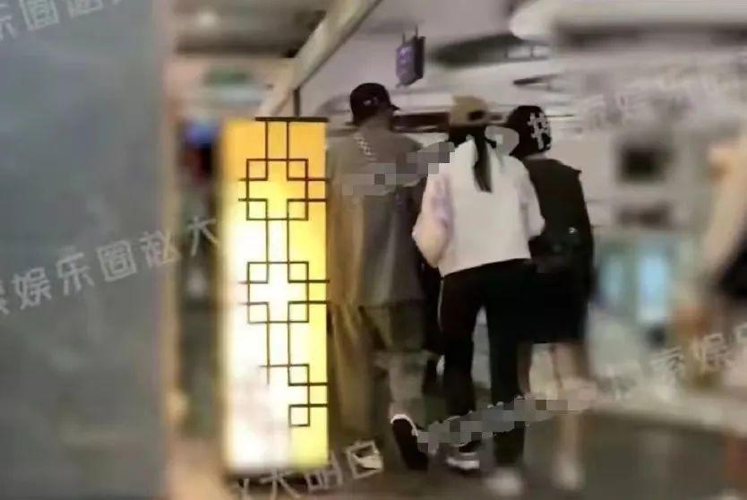 马伊琍一家五口露面！爱马近170高颜值似爸，文章显落寞