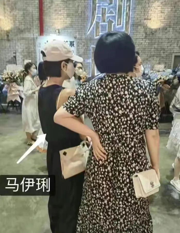 马伊琍一家五口露面！爱马近170高颜值似爸，文章显落寞