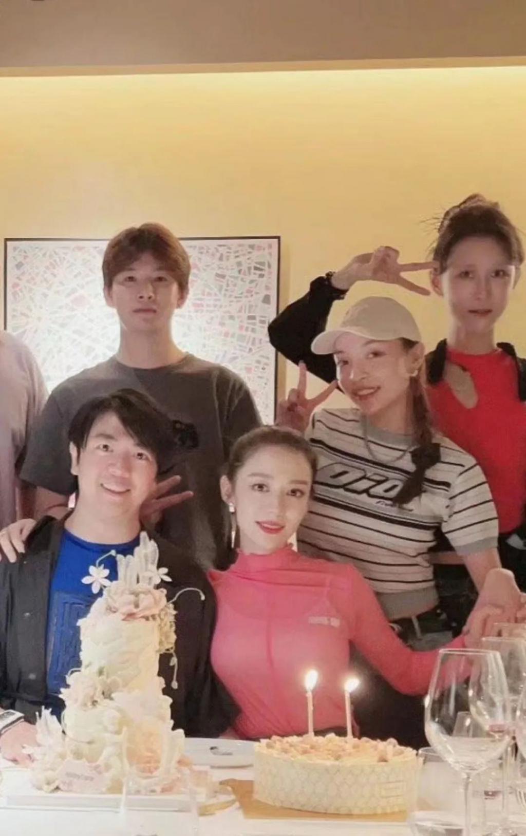 郎朗为老婆隆重庆生！吉娜穿透视装前凸后翘，紧搂老公显甜蜜