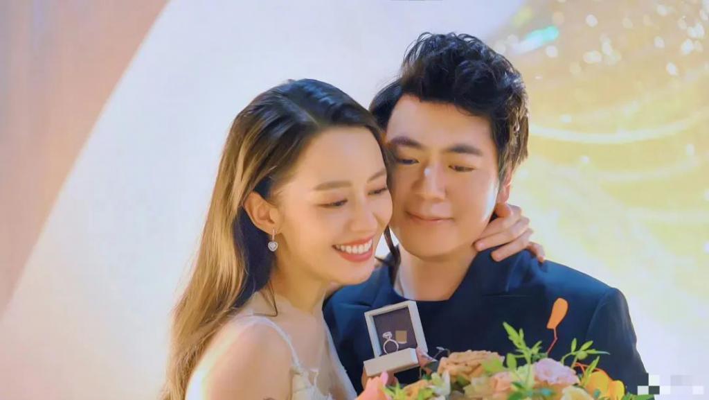郎朗为老婆隆重庆生！吉娜穿透视装前凸后翘，紧搂老公显甜蜜