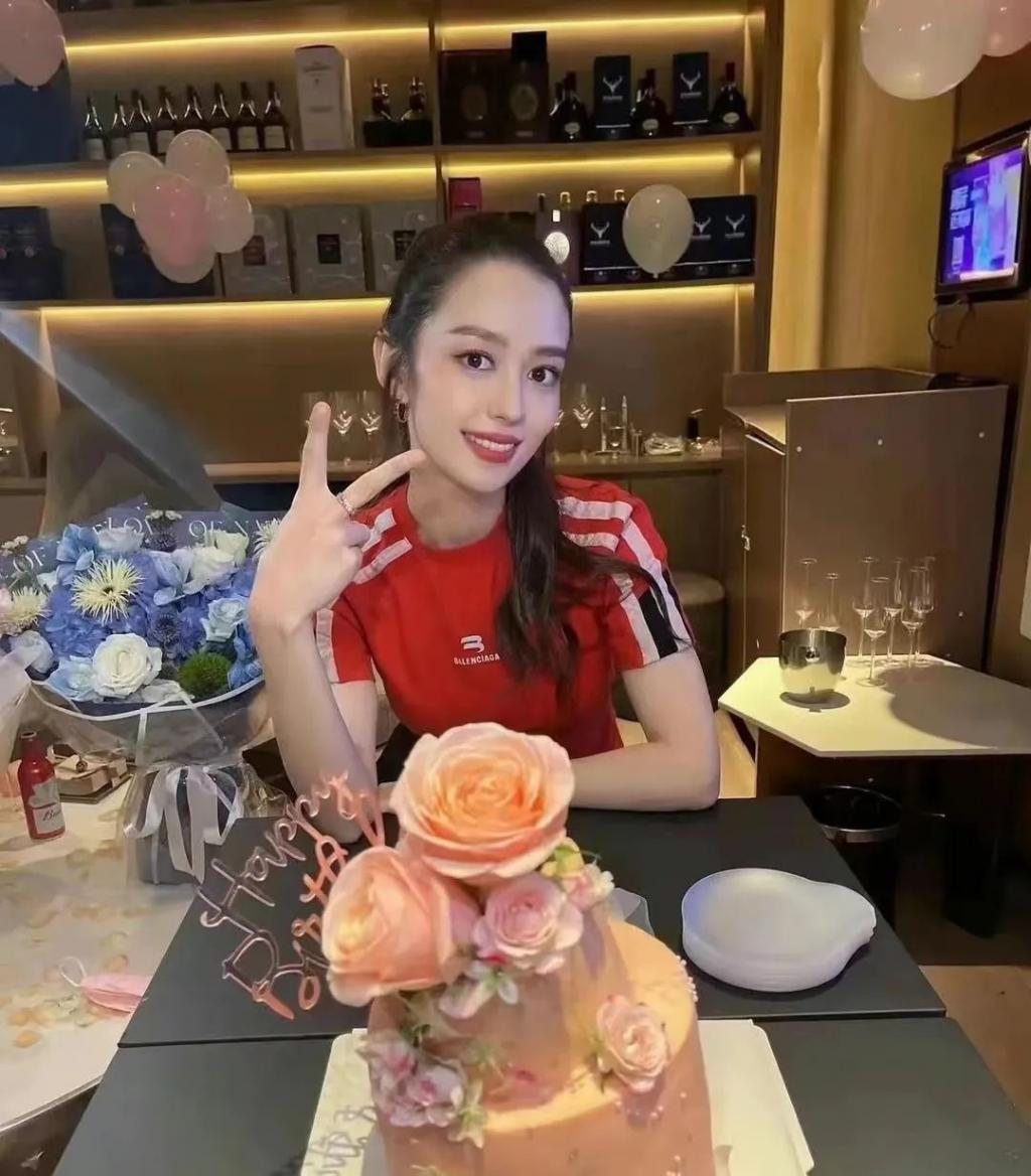 郎朗为老婆隆重庆生！吉娜穿透视装前凸后翘，紧搂老公显甜蜜