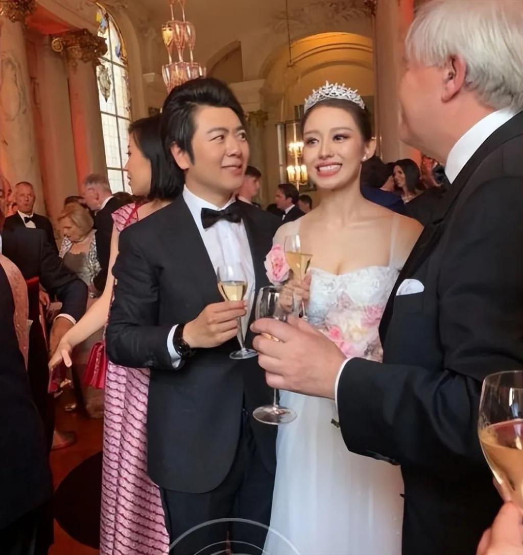 郎朗为老婆隆重庆生！吉娜穿透视装前凸后翘，紧搂老公显甜蜜