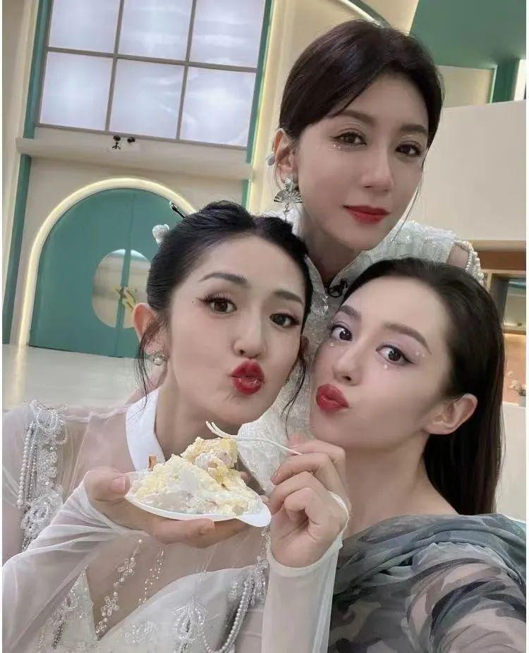 郎朗为老婆隆重庆生！吉娜穿透视装前凸后翘，紧搂老公显甜蜜