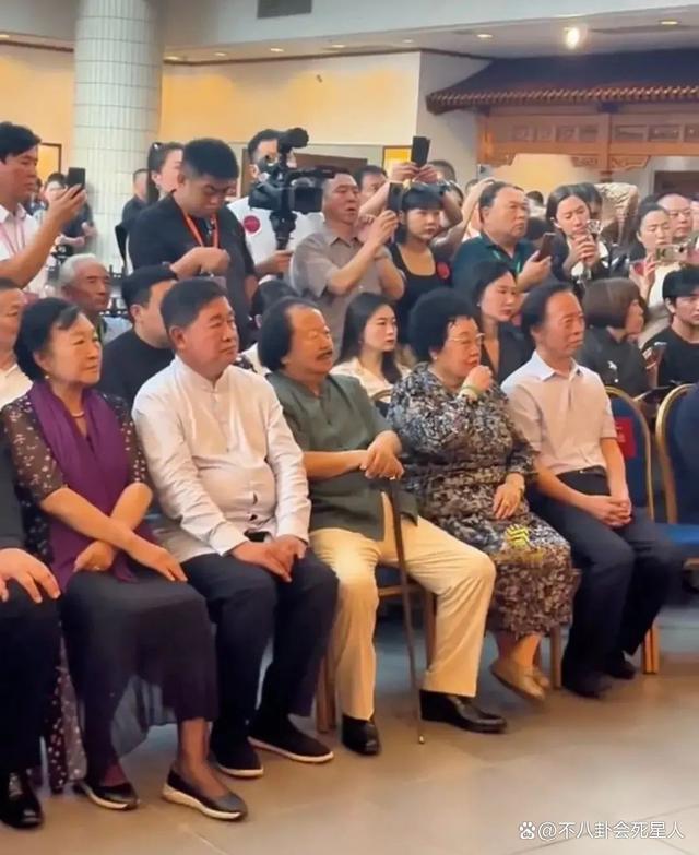 迟重瑞和陈丽华参加名人聚会靠边拍照，结婚多年地位依然卑微