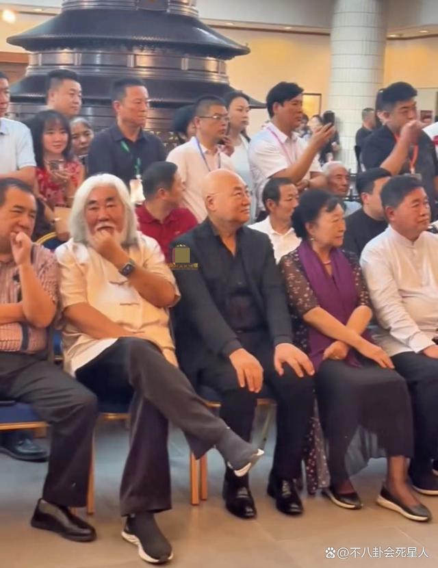 迟重瑞和陈丽华参加名人聚会靠边拍照，结婚多年地位依然卑微