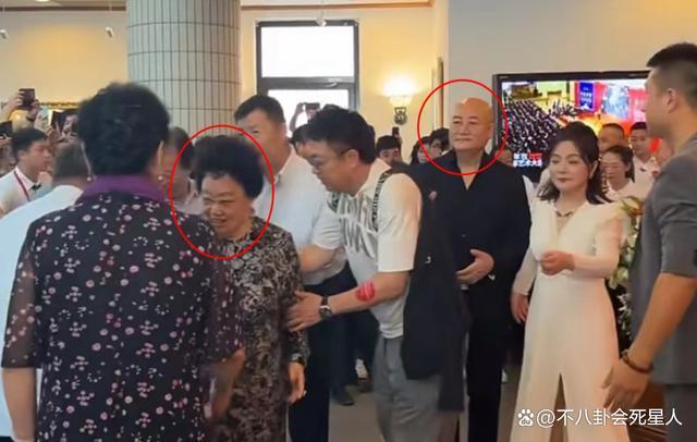迟重瑞和陈丽华参加名人聚会靠边拍照，结婚多年地位依然卑微