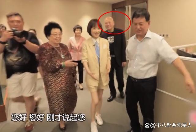 迟重瑞和陈丽华参加名人聚会靠边拍照，结婚多年地位依然卑微