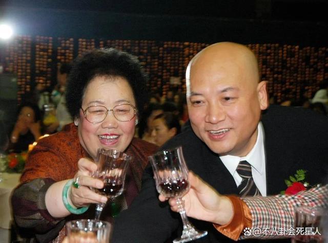 迟重瑞和陈丽华参加名人聚会靠边拍照，结婚多年地位依然卑微