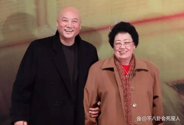 迟重瑞和陈丽华参加名人聚会靠边拍照，结婚多年地位依然卑微