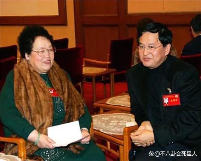 迟重瑞和陈丽华参加名人聚会靠边拍照，结婚多年地位依然卑微