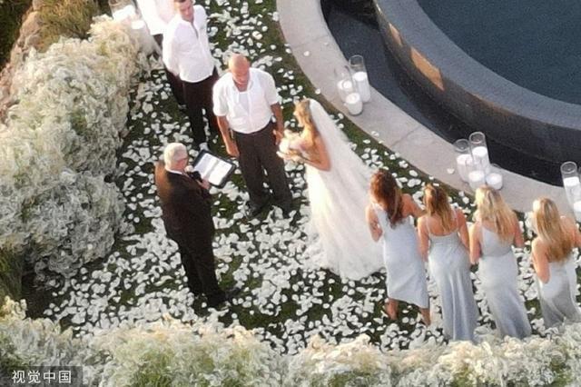 麦莉·赛勒斯妈妈和《越狱》主演举行婚礼