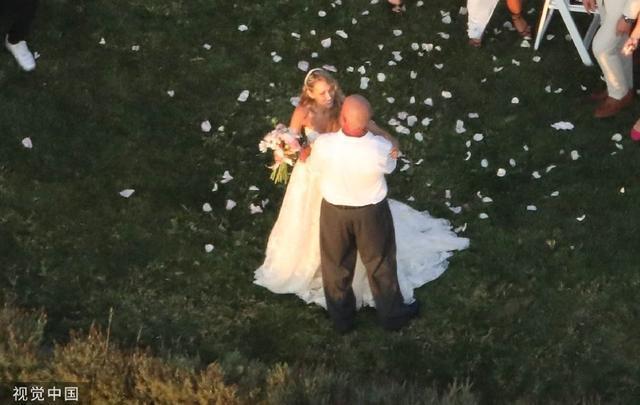 麦莉·赛勒斯妈妈和《越狱》主演举行婚礼