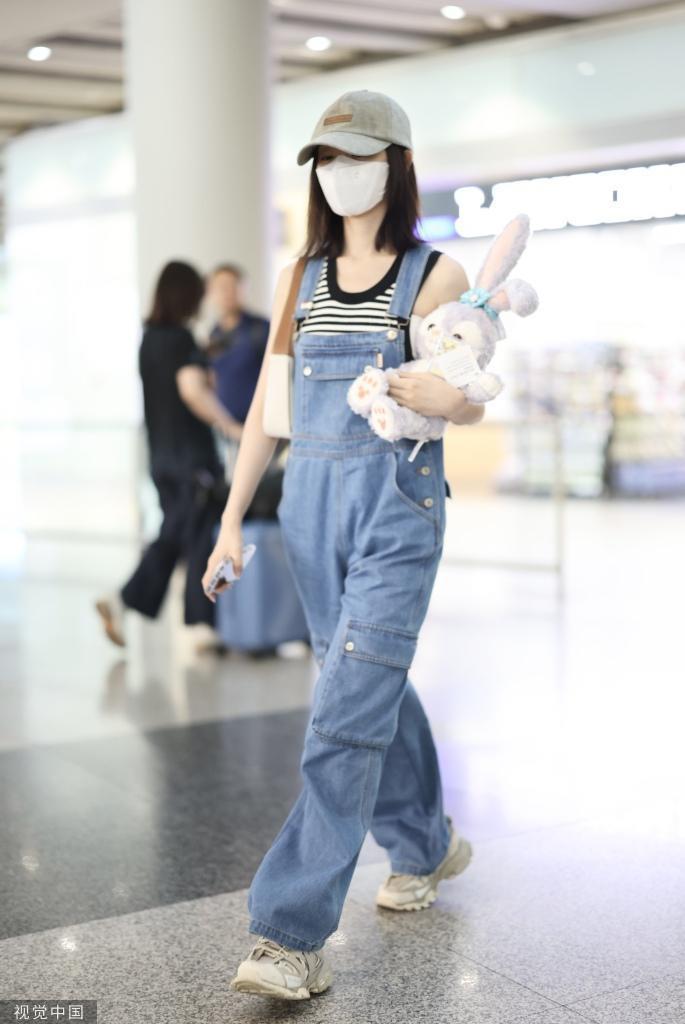 毛晓彤穿背带牛仔裤抵达机场 手抱星黛露少女感满满