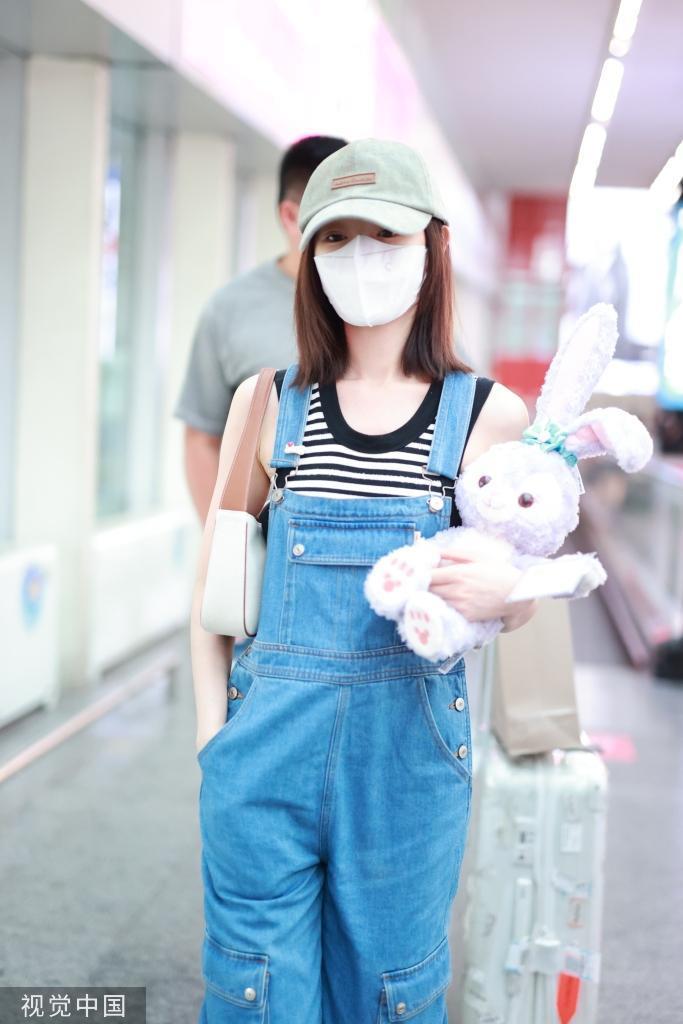 毛晓彤穿背带牛仔裤抵达机场 手抱星黛露少女感满满