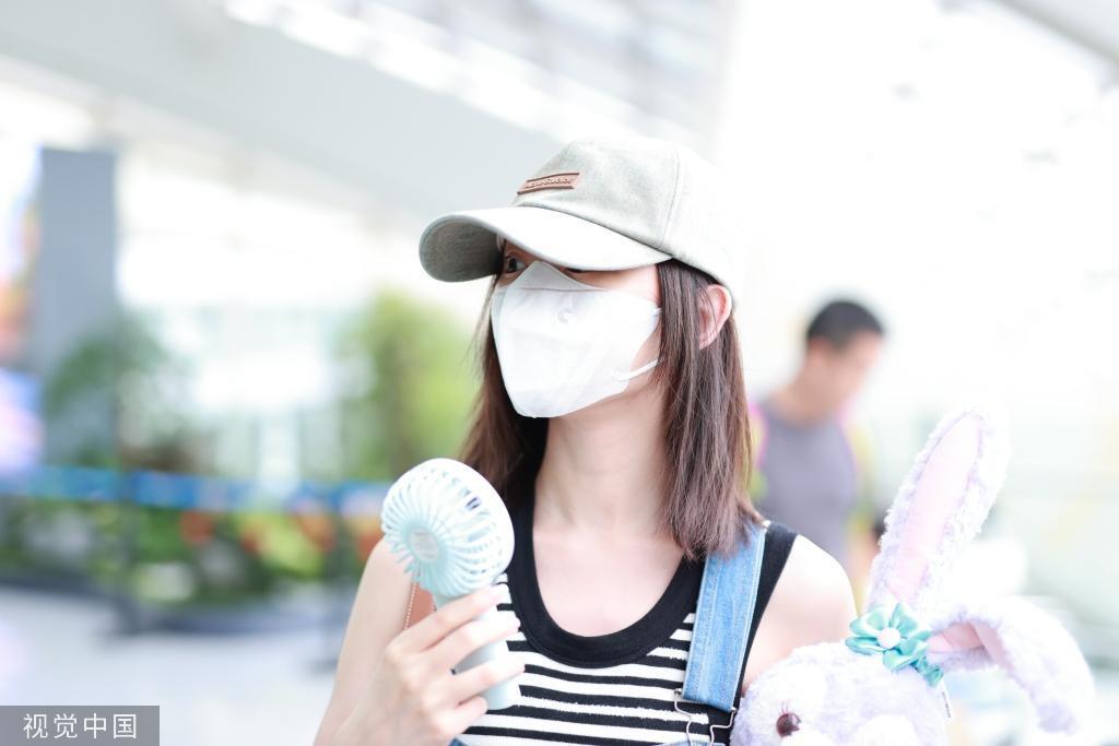 毛晓彤穿背带牛仔裤抵达机场 手抱星黛露少女感满满