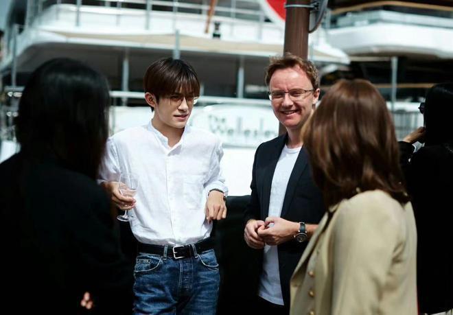 曝顶流男星再谈姐弟恋，秘恋模特两人甜蜜看展，女方刚分手