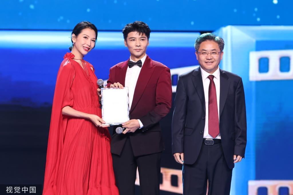 形象大使张晋蔡少芬夫妇亮相盛典 服装配色显夫妻恩爱