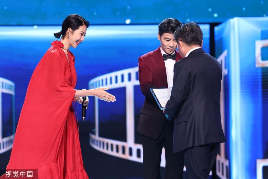 形象大使张晋蔡少芬夫妇亮相盛典 服装配色显夫妻恩爱