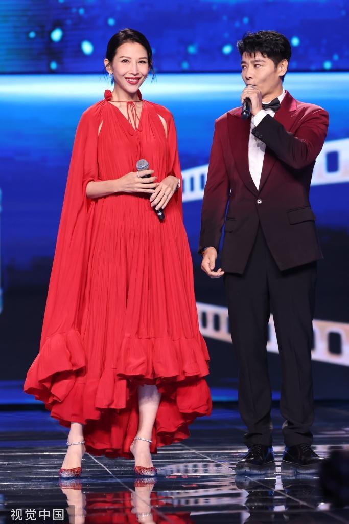 形象大使张晋蔡少芬夫妇亮相盛典 服装配色显夫妻恩爱