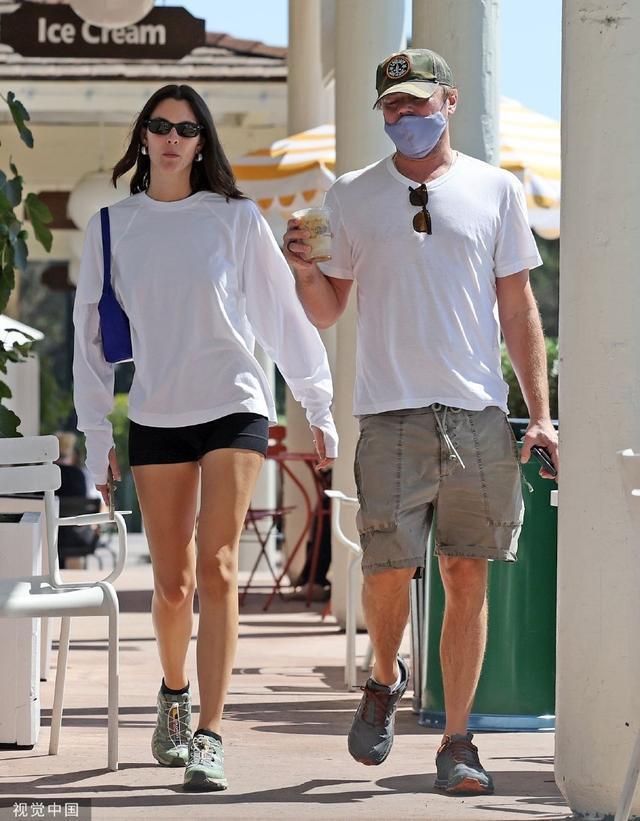 “小李子”新恋情曝光 与超模新女友外出买冰淇淋