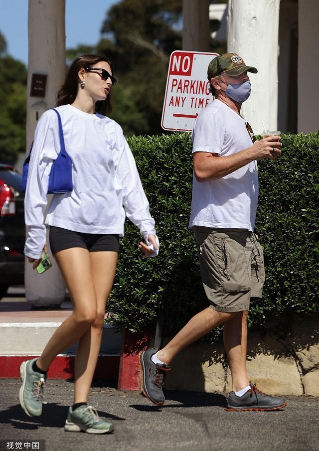 “小李子”新恋情曝光 与超模新女友外出买冰淇淋