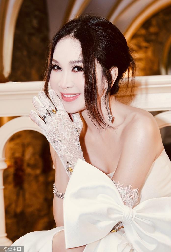 温碧霞发布白色吊带礼裙造型写真 笑容温婉身材依旧美艳